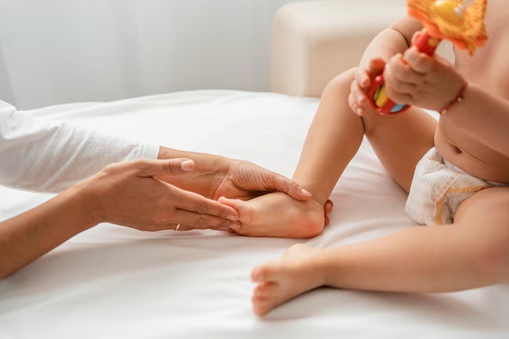pijat refleksi bayi, titik refleksi telapak kaki, pijat bayi tumbuh gigi, cara mengatasi sembelit bayi, bayi susah BAB, teknik pijat bayi, cara alami meredakan pilek bayi, bonding ibu dan anak.